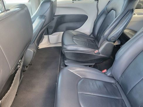 Certified 2021 Chrysler Pacifica Touring-L image 17