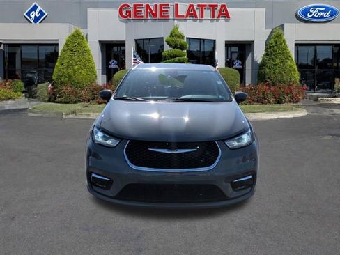 Used 2023 Chrysler Pacifica Touring-L FWD image 11