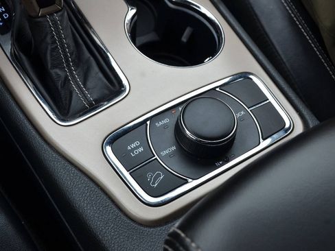 Used 2017 Jeep Grand Cherokee Limited AWD/4WD image 17