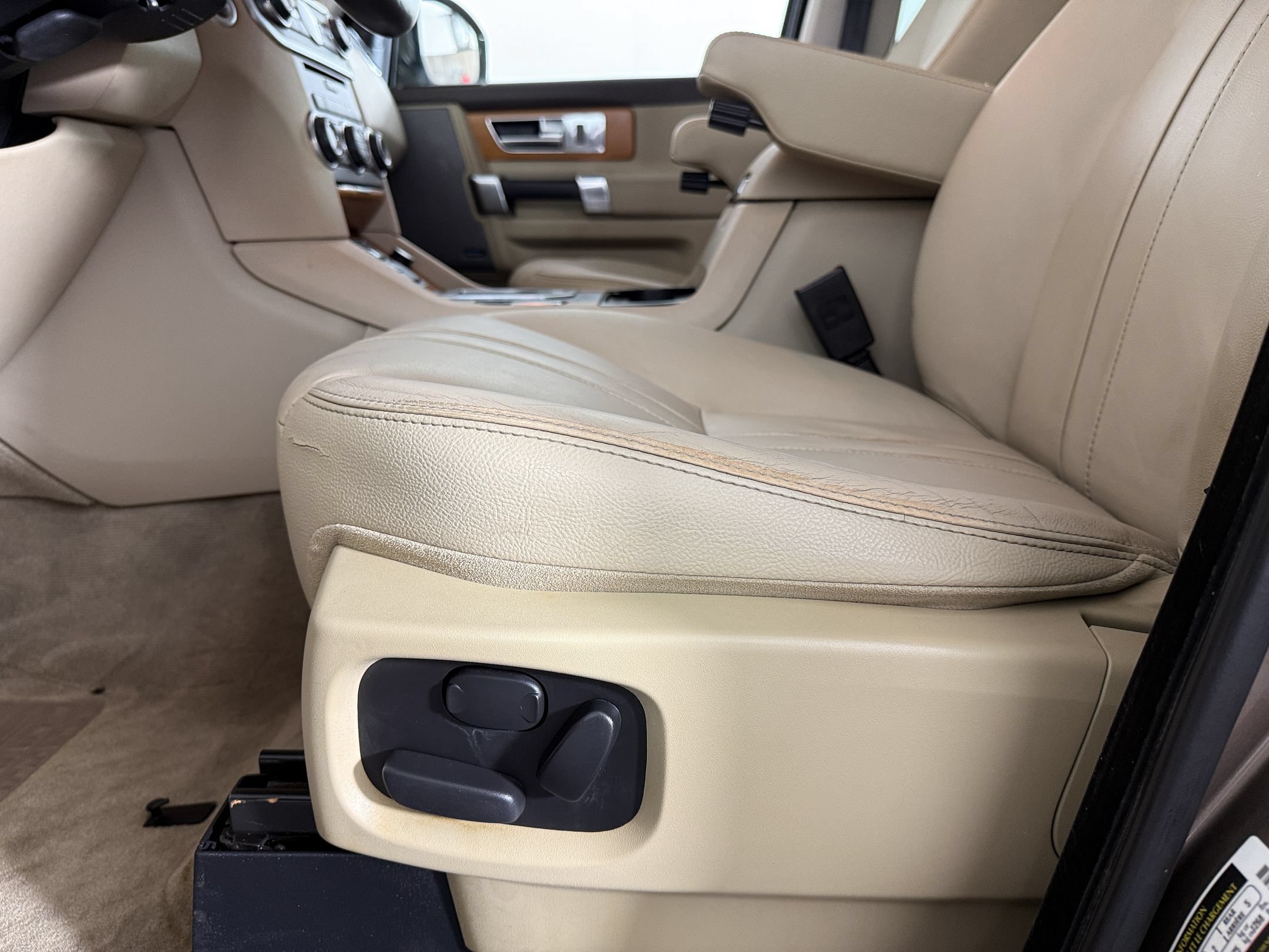 Used 2015 Land Rover LR4 HSE AWD/4WD image 14