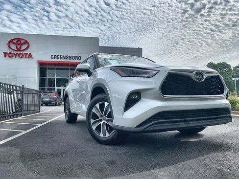 Used 2024 Toyota Highlander XLE AWD/4WD image 2