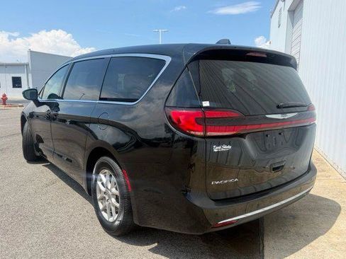 Used 2025 Chrysler Pacifica Select FWD image 2