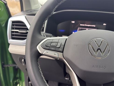New 2026 Volkswagen Taos SE image 16