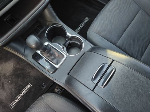 Used 2018 Toyota Highlander LE FWD image 25