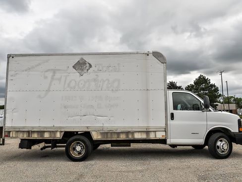 Used 2015 Chevrolet Express 4500 RWD image 4