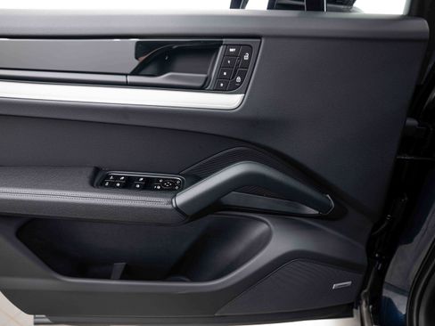Certified 2026 Porsche Cayenne AWD/4WD image 17