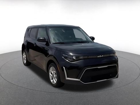 Used 2025 Kia Soul LX w/ LX Technology Package FWD image 3