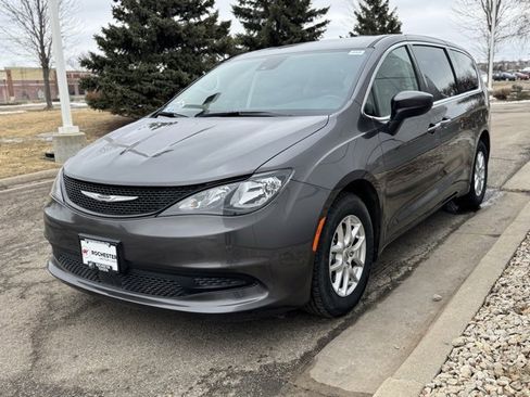 Used 2023 Chrysler Voyager LX image 33