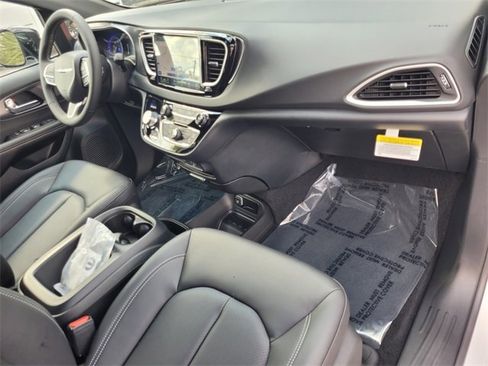 New 2026 Chrysler Voyager LX image 17