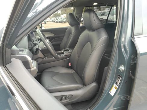 Used 2025 Toyota Grand Highlander AWD image 16