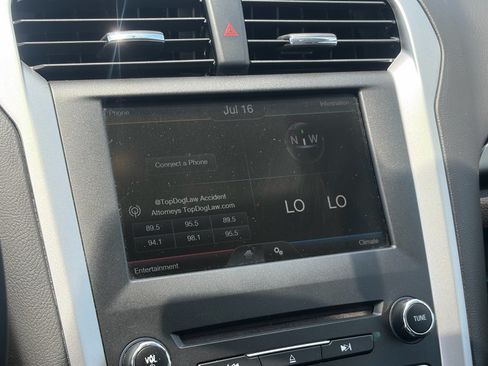 Used 2016 Ford Fusion SE AWD/4WD image 19