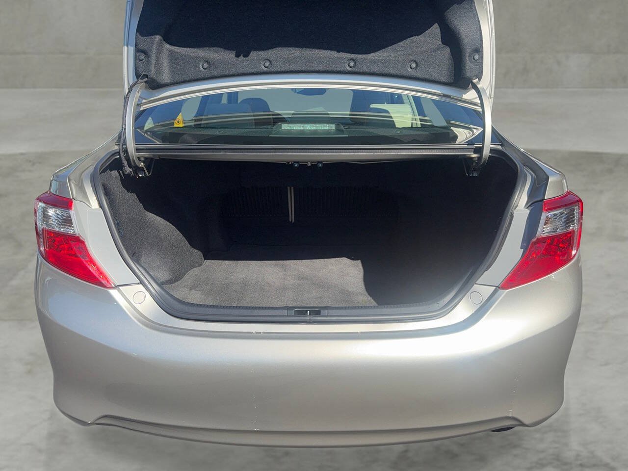 Used 2014 Toyota Camry XLE w/ Leather Package FWD image 23