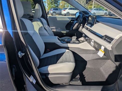 New 2025 Mitsubishi Outlander SE image 35
