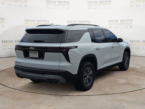 Used 2025 Chevrolet Traverse LT FWD image 5