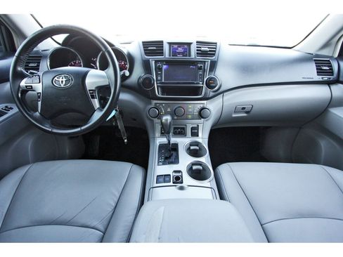 Used 2013 Toyota Highlander SE FWD image 12