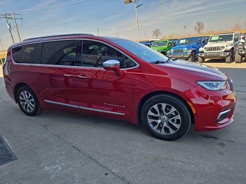 Used 2024 Chrysler Pacifica Pinnacle image 12