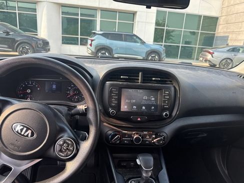 Used 2020 Kia Soul S FWD image 2