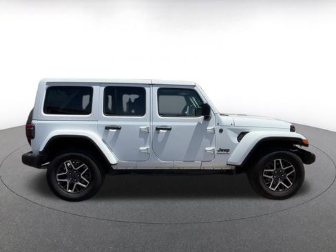 Used 2025 Jeep Wrangler Unlimited Sahara AWD/4WD image 16
