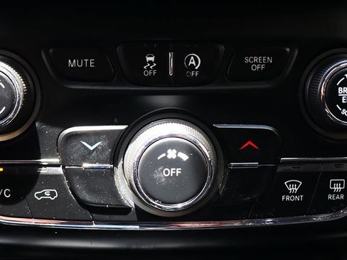 Used 2019 Jeep Cherokee Latitude w/ Popular Appearance Group FWD image 45
