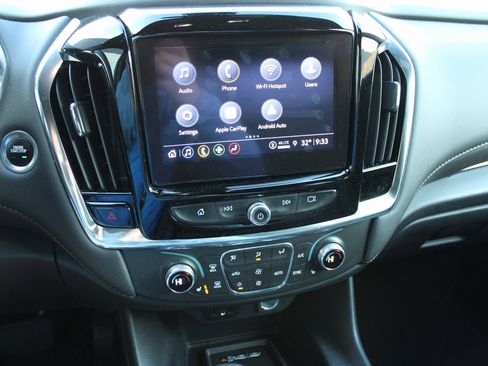 Used 2023 Chevrolet Traverse LT image 7