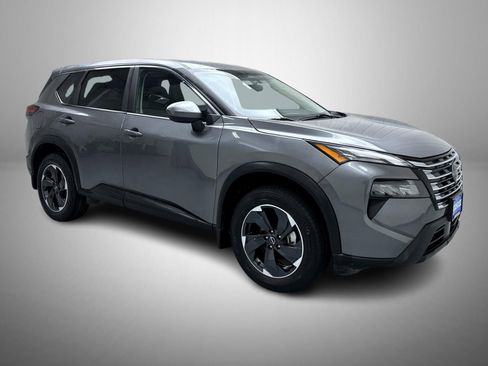 Used 2024 Nissan Rogue SV image 3