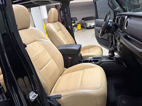 Used 2019 Jeep Wrangler Unlimited Sahara AWD/4WD image 35