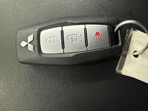 Used 2023 Mitsubishi Outlander ES image 34