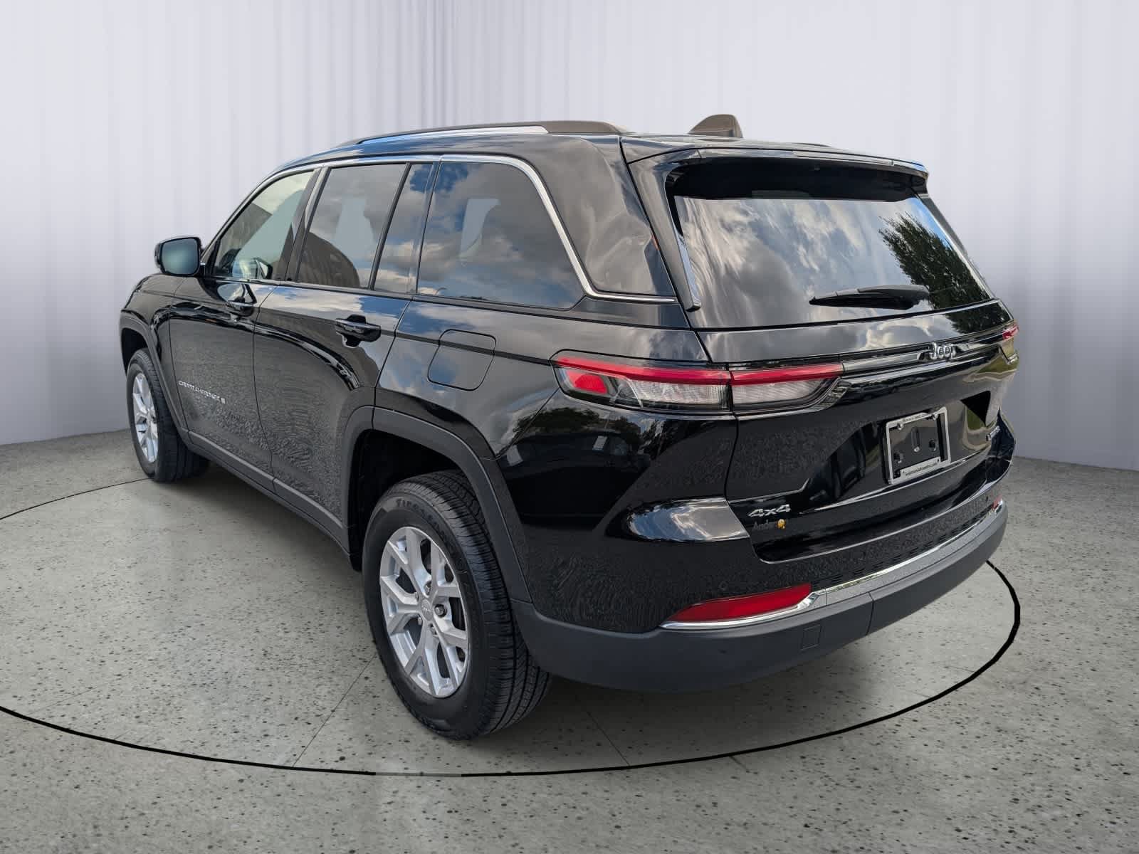 Used 2023 Jeep Grand Cherokee Limited AWD/4WD image 5