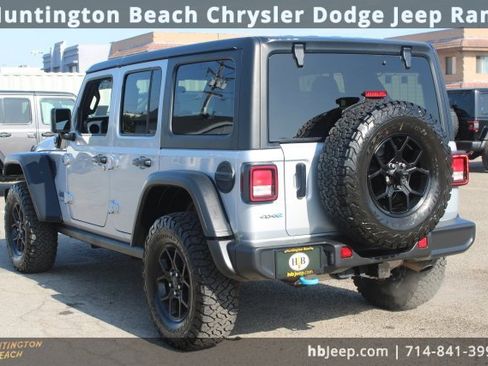 Used 2024 Jeep Wrangler Unlimited image 3