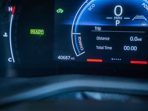 Used 2025 Toyota Camry LE FWD image 40
