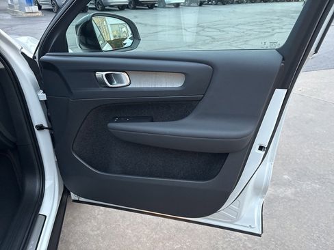 Certified 2025 Volvo XC40 B5 Plus image 40