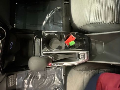 Used 2025 Chevrolet Trax LT w/ LT Convenience Package FWD image 21