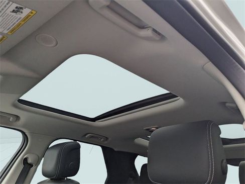 Used 2024 Land Rover Discovery S image 4