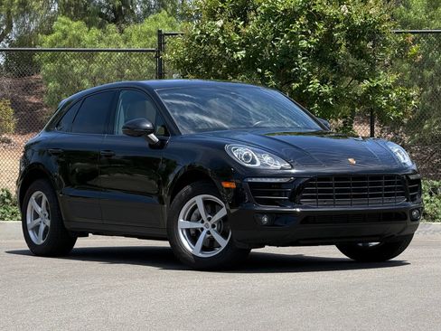 Certified 2017 Porsche Macan AWD/4WD image 9