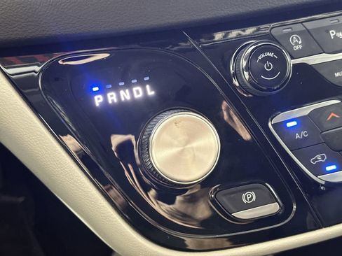 Used 2023 Chrysler Pacifica Touring-L image 24