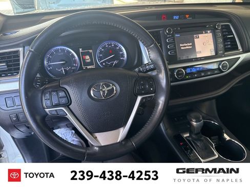 Used 2019 Toyota Highlander XLE FWD image 18