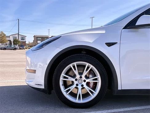 Used 2021 Tesla Model Y Long Range image 14