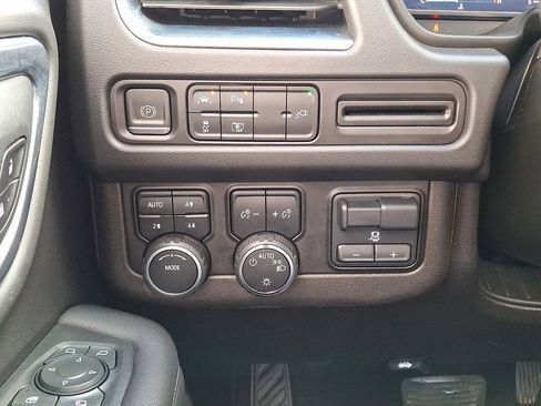 Used 2022 Chevrolet Tahoe LT w/ LT Signature Package image 27