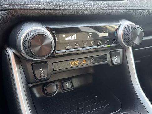 Used 2021 Toyota RAV4 LE image 23