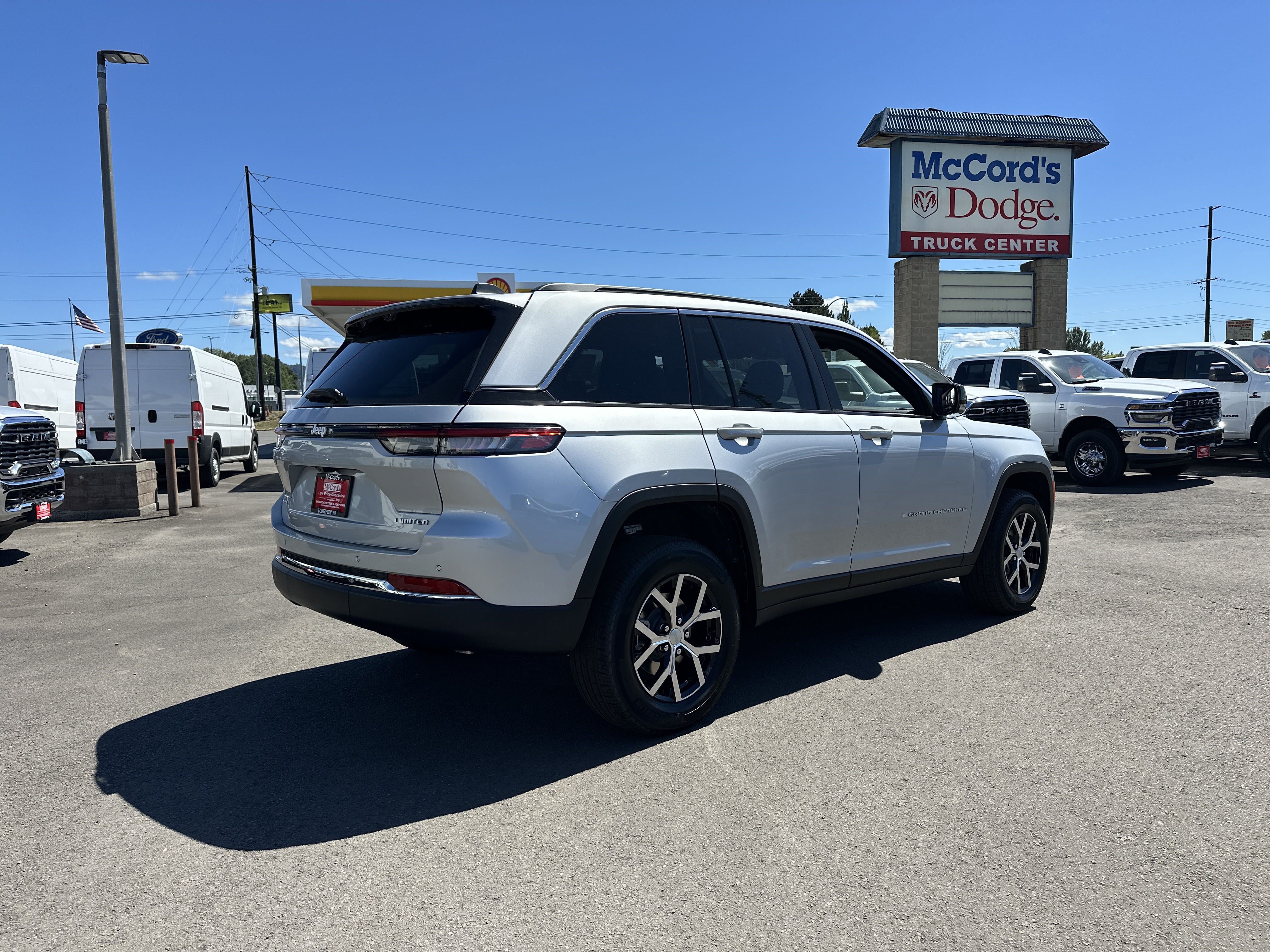 New 2025 Jeep Grand Cherokee Limited w/ Luxury Tech Group II AWD/4WD image 6