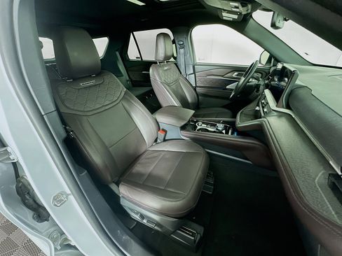 Used 2025 Ford Explorer Platinum w/ LUX Leather Package image 35