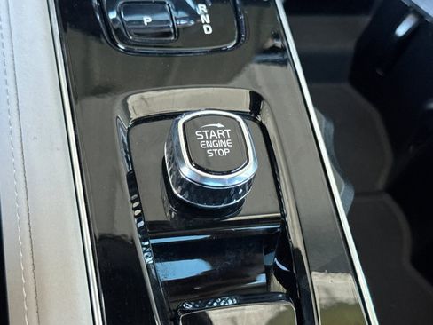 Certified 2025 Volvo XC90 B6 Plus image 27