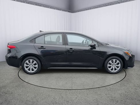 Used 2022 Toyota Corolla LE image 2