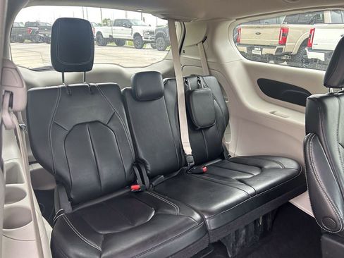 Used 2023 Chrysler Pacifica Touring-L FWD image 19