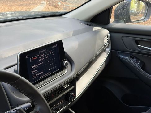 Used 2025 Nissan Rogue SV image 32