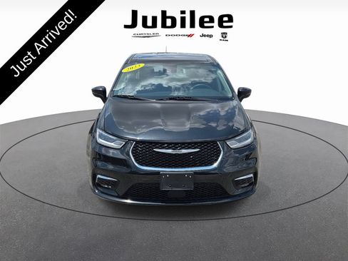 Used 2023 Chrysler Pacifica Touring-L FWD image 2