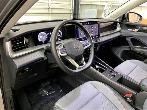 Used 2025 Volkswagen Tiguan SE w/ Panoramic Sunroof Package image 17