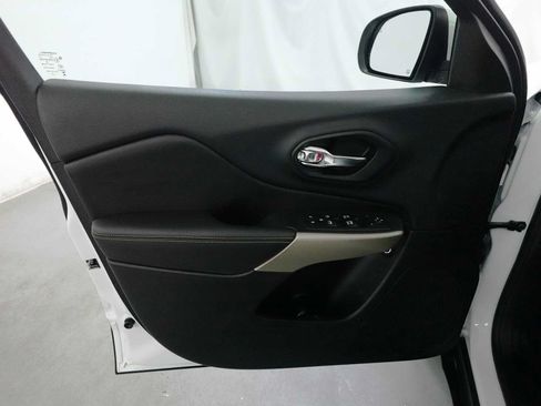 Used 2018 Jeep Cherokee Limited AWD/4WD image 10