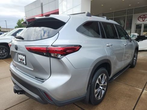 Used 2022 Toyota Highlander XLE AWD/4WD image 11