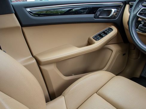 Used 2020 Porsche Macan AWD/4WD image 19